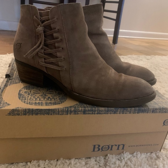 Bórn “Bessie” Booties in taupe distressed leather. Size 9.5 Medium. - Picture 2 of 6